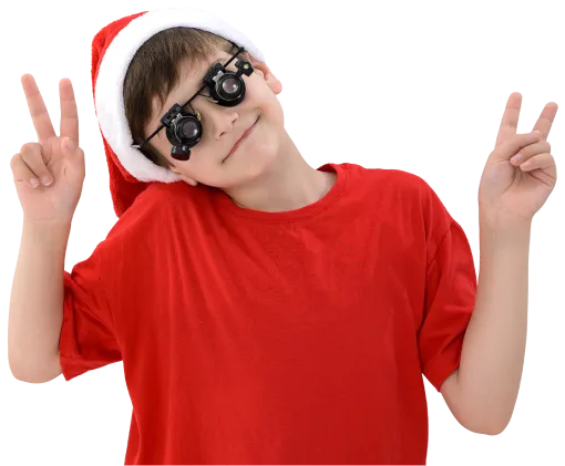 Мальчик в красной футболке и шапке Санты с «лабораторными» очками показывает «викторию» обеими руками; PNG на прозрачном фоне — Лига Роботов, Екатеринбург